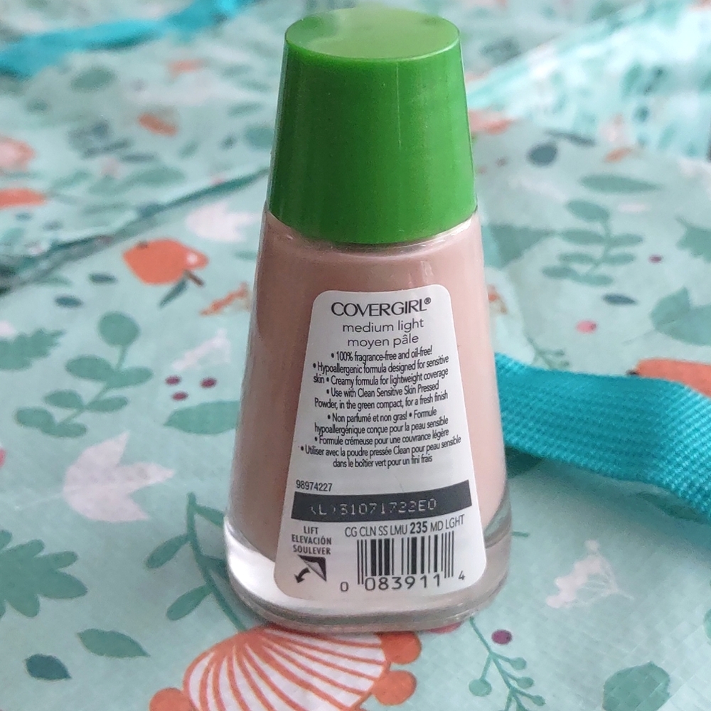COVERGIRL Medium Light Liquid Foundation NEW - Picture 4 of 9